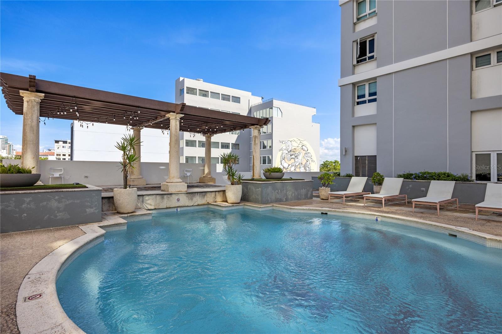 METRO PLAZA TOWERS - Residential