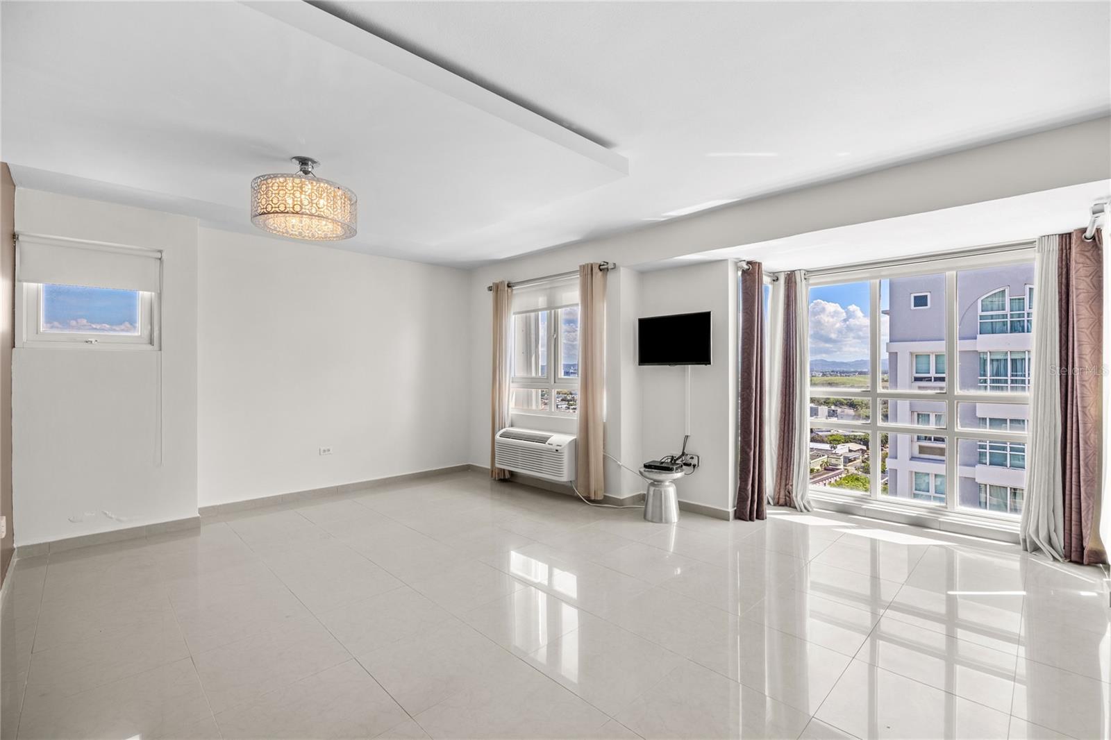 METRO PLAZA TOWERS - Residential