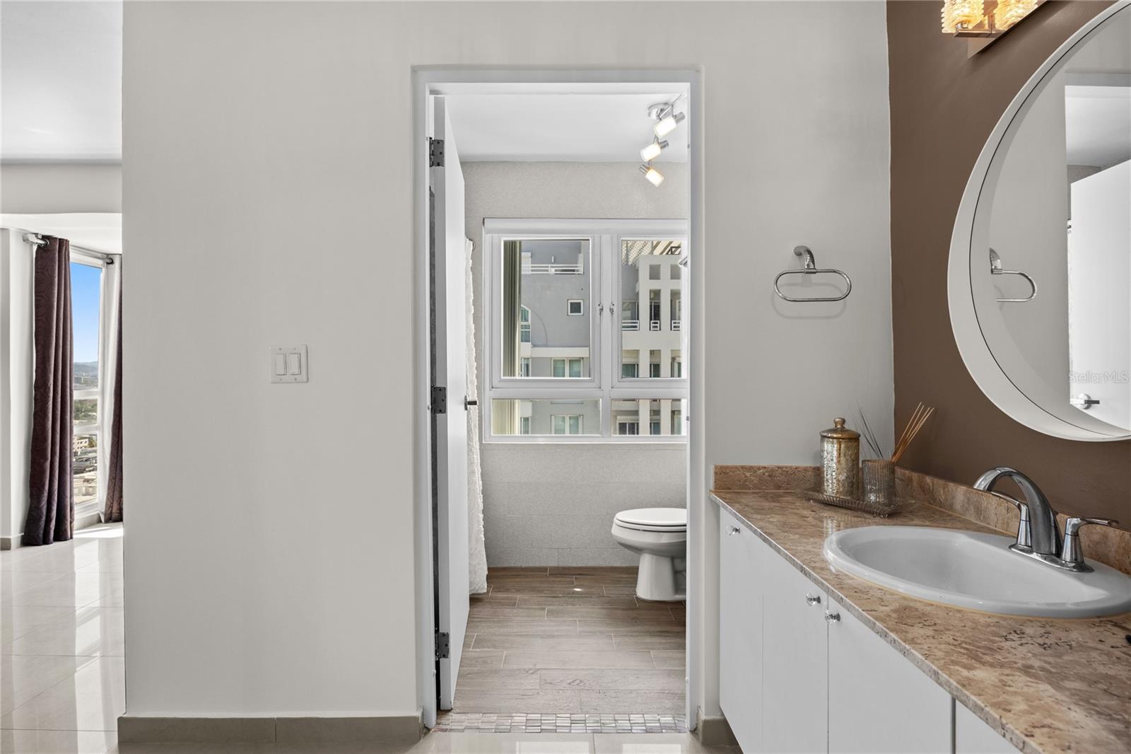 METRO PLAZA TOWERS - Residential