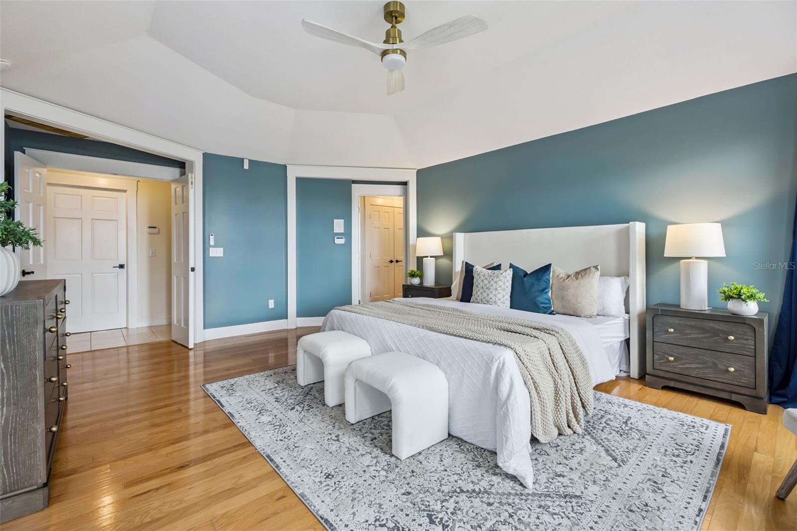 COUNTRY LAKES - Residential