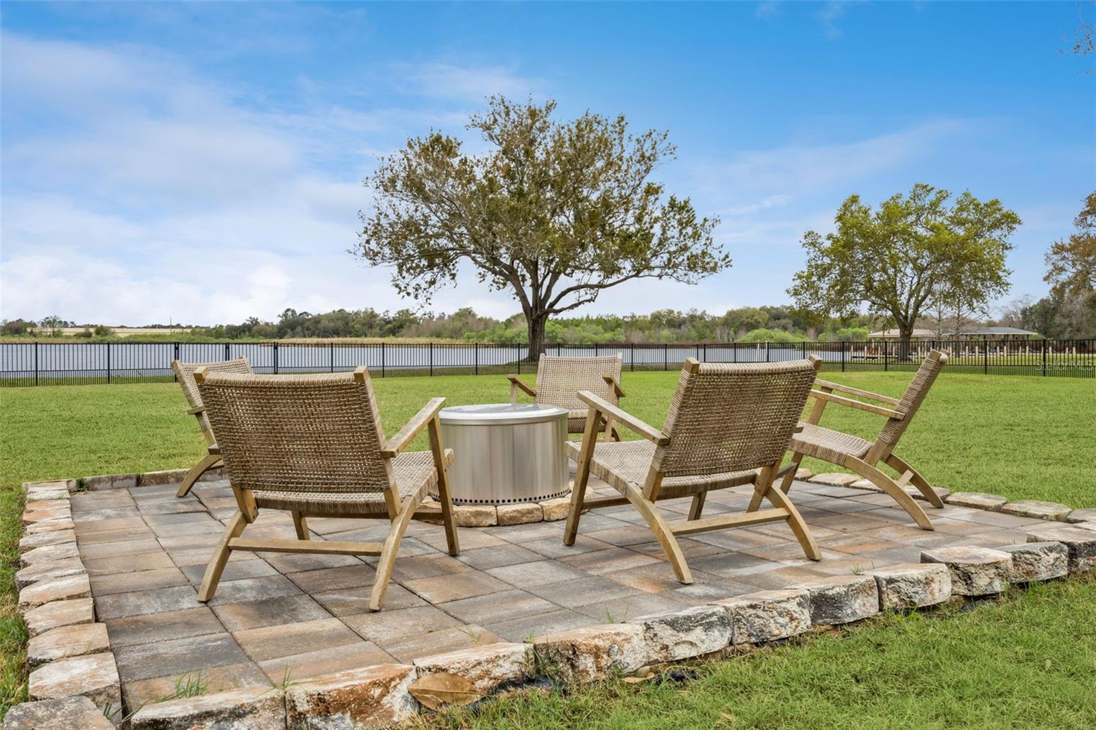 COUNTRY LAKES - Residential