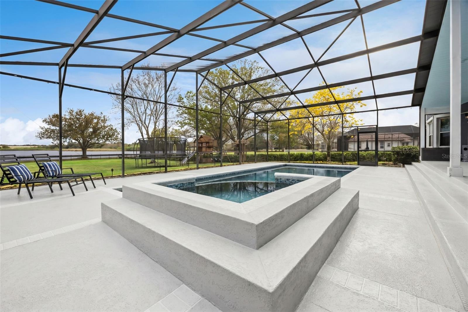 COUNTRY LAKES - Residential