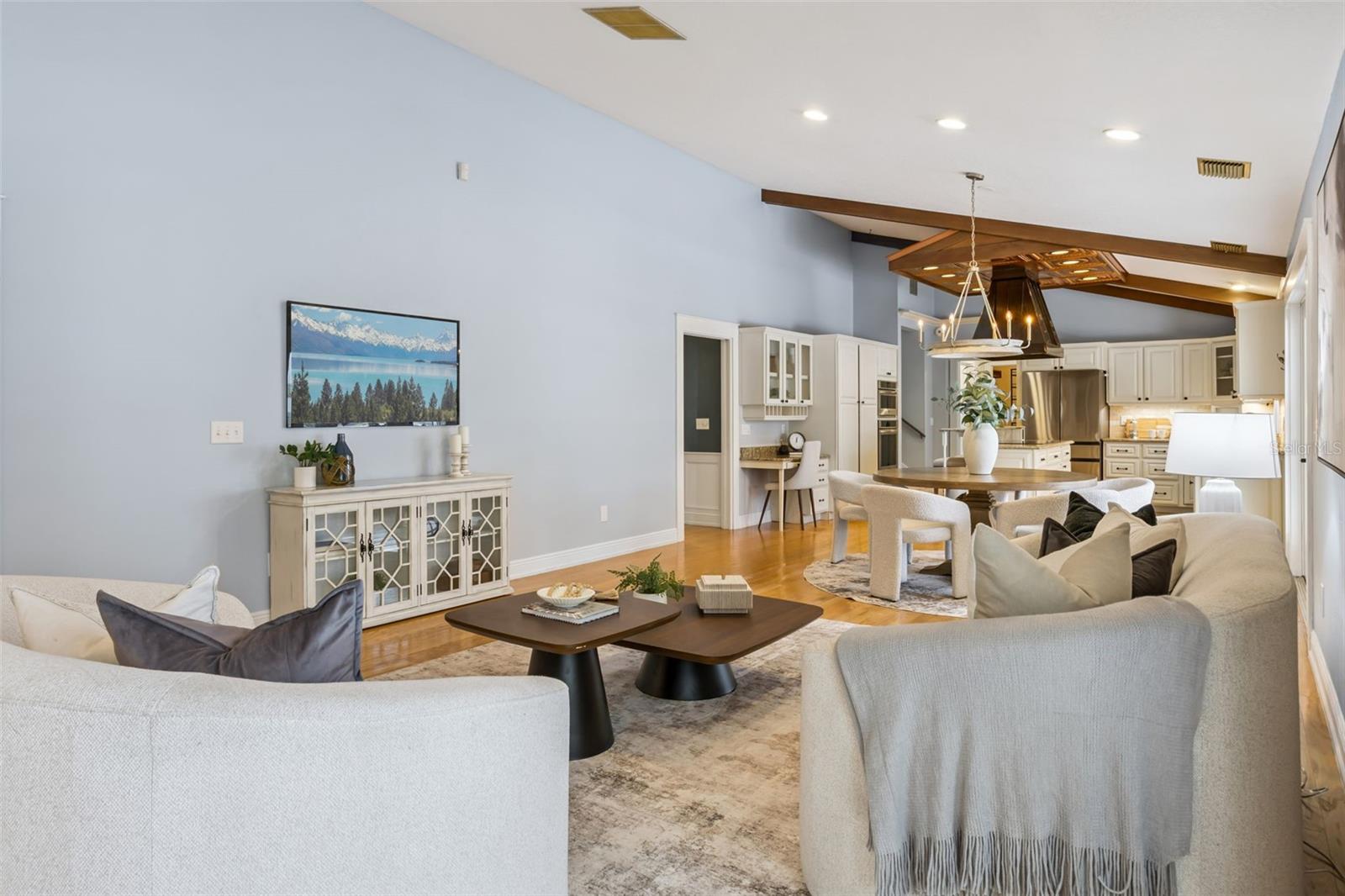 COUNTRY LAKES - Residential