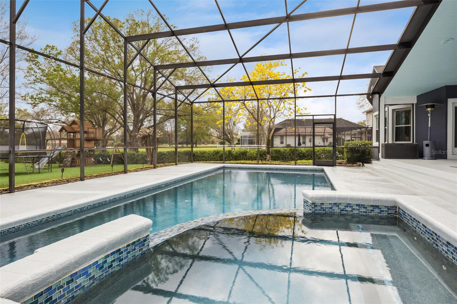 COUNTRY LAKES - Residential