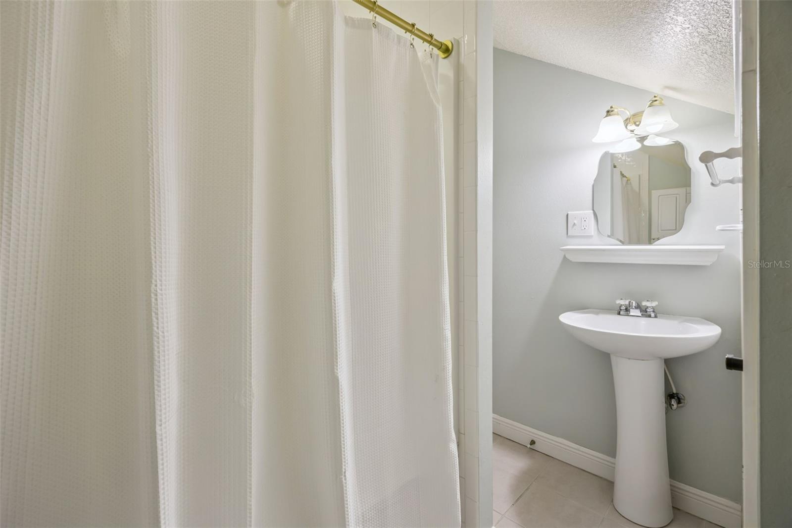 COUNTRY LAKES - Residential