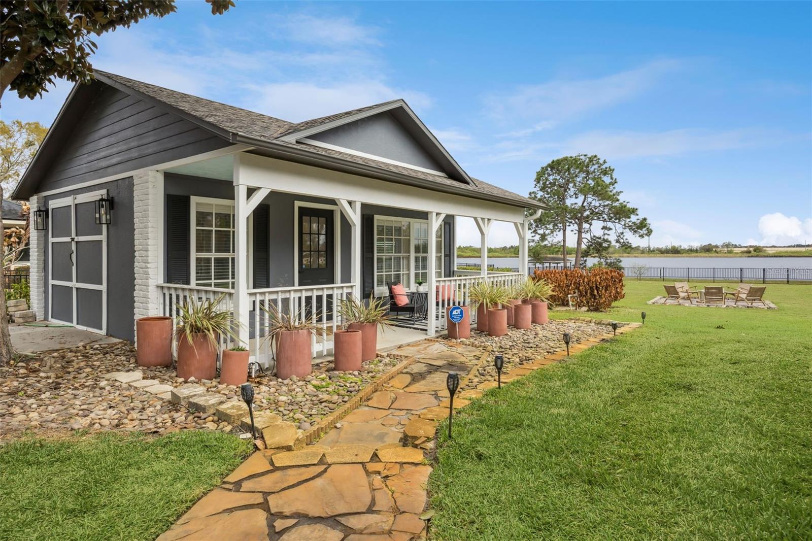 COUNTRY LAKES - Residential