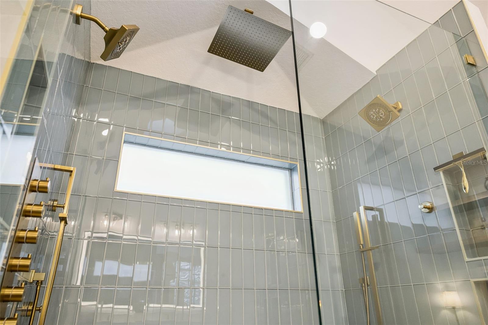 COUNTRY LAKES - Residential