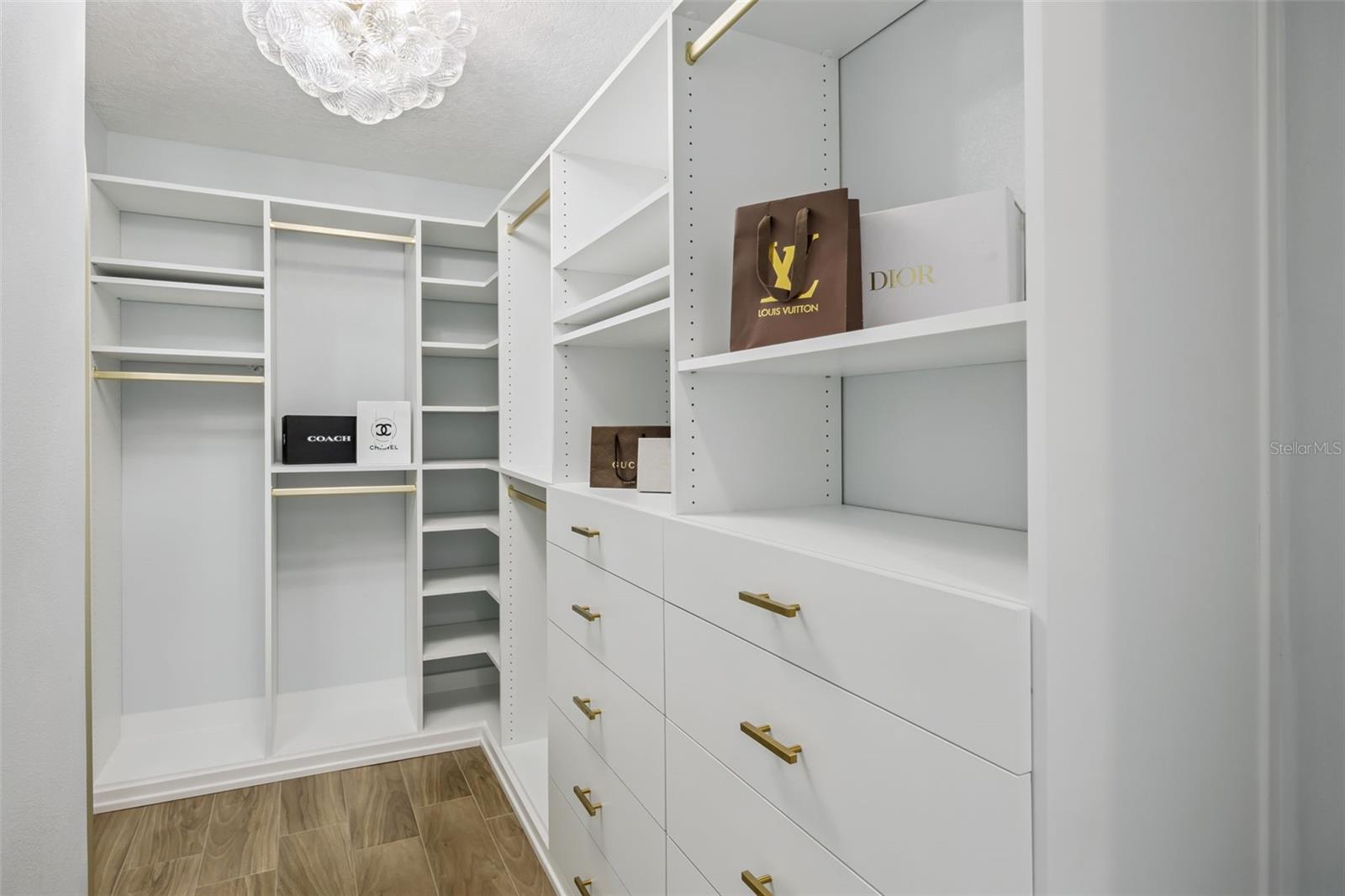 COUNTRY LAKES - Residential