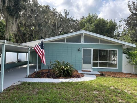Photo of 102 E Pendleton Avenue, Eustis, FL 32726 (MLS # G5102305) Photo of 102 E Pendleton Avenue, Eustis, FL 32726 (MLS # G5102305)