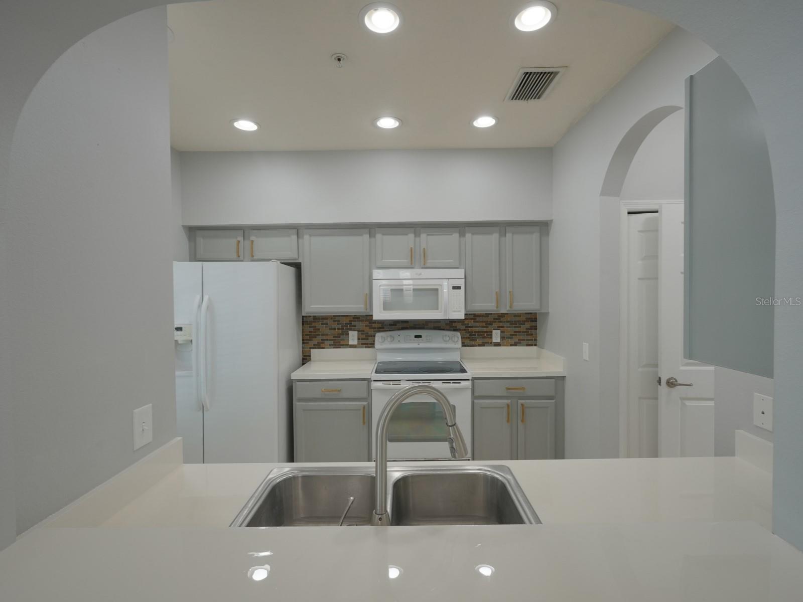 LAKESIDE VILLAGE TOWNHOME CD OR2232/1192 - Residential Lease