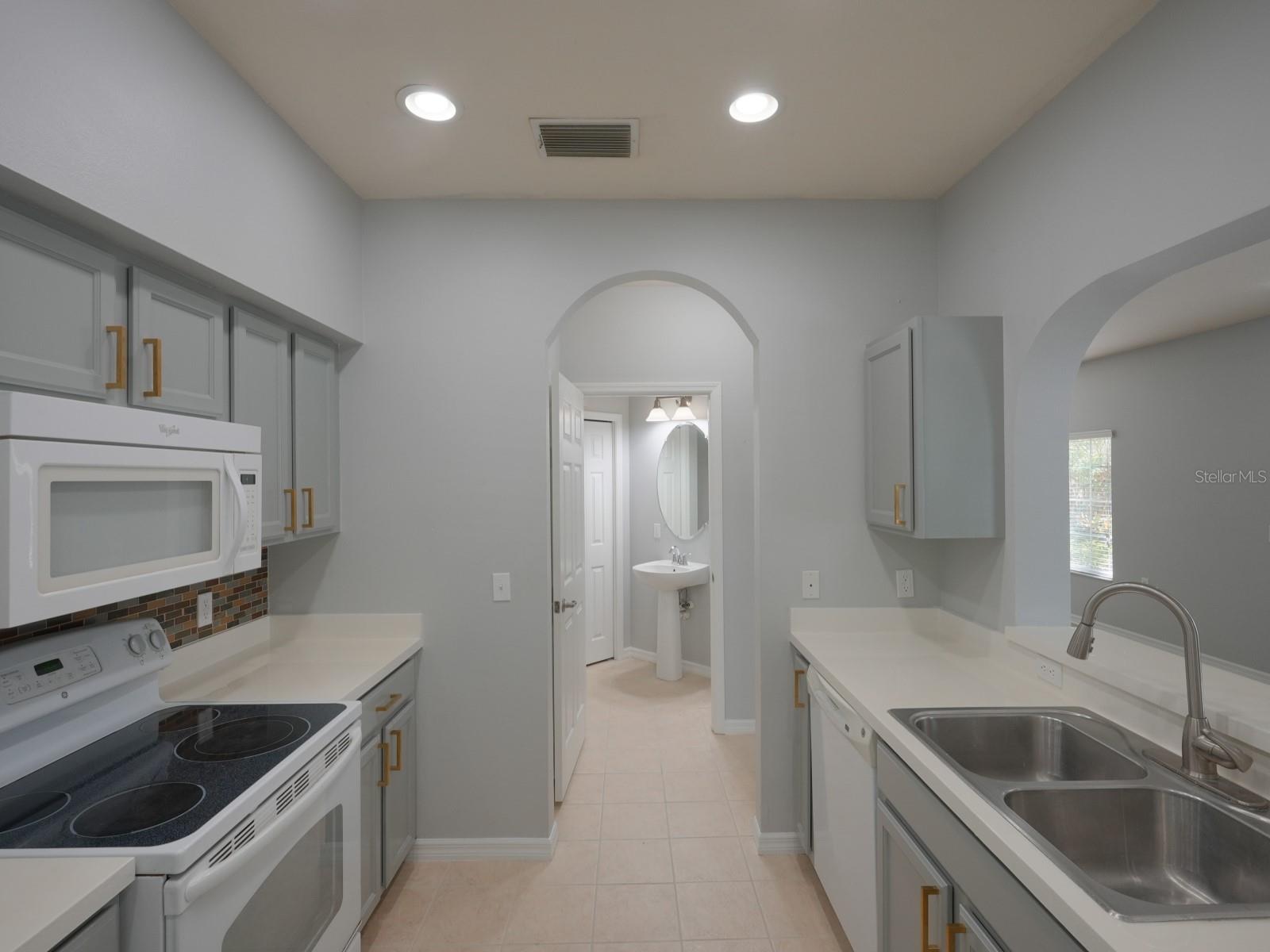 LAKESIDE VILLAGE TOWNHOME CD OR2232/1192 - Residential Lease