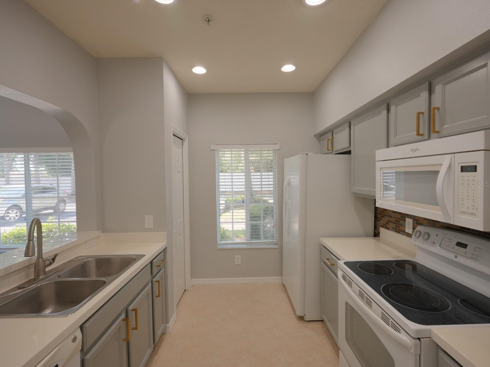 LAKESIDE VILLAGE TOWNHOME CD OR2232/1192 - Residential Lease