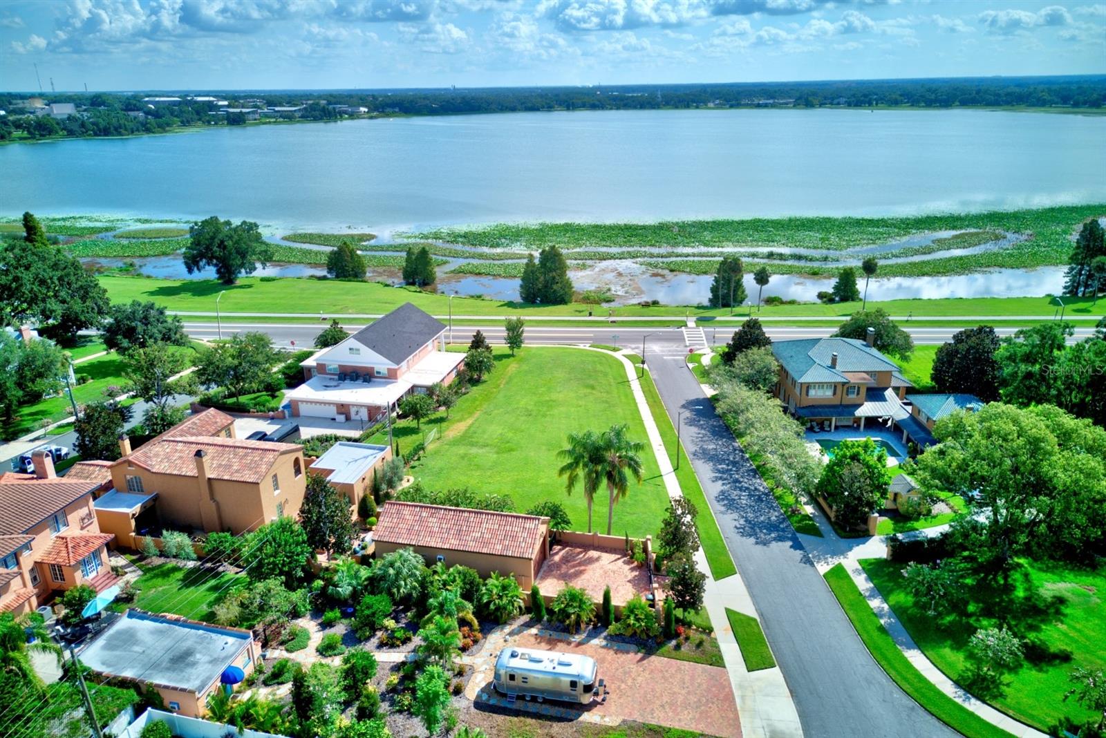 981 LAKE HOLLINGSWORTH DRIVE