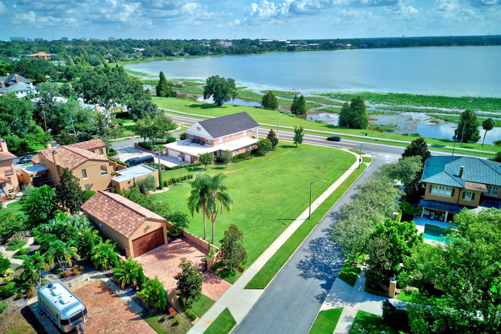 981 LAKE HOLLINGSWORTH DRIVE