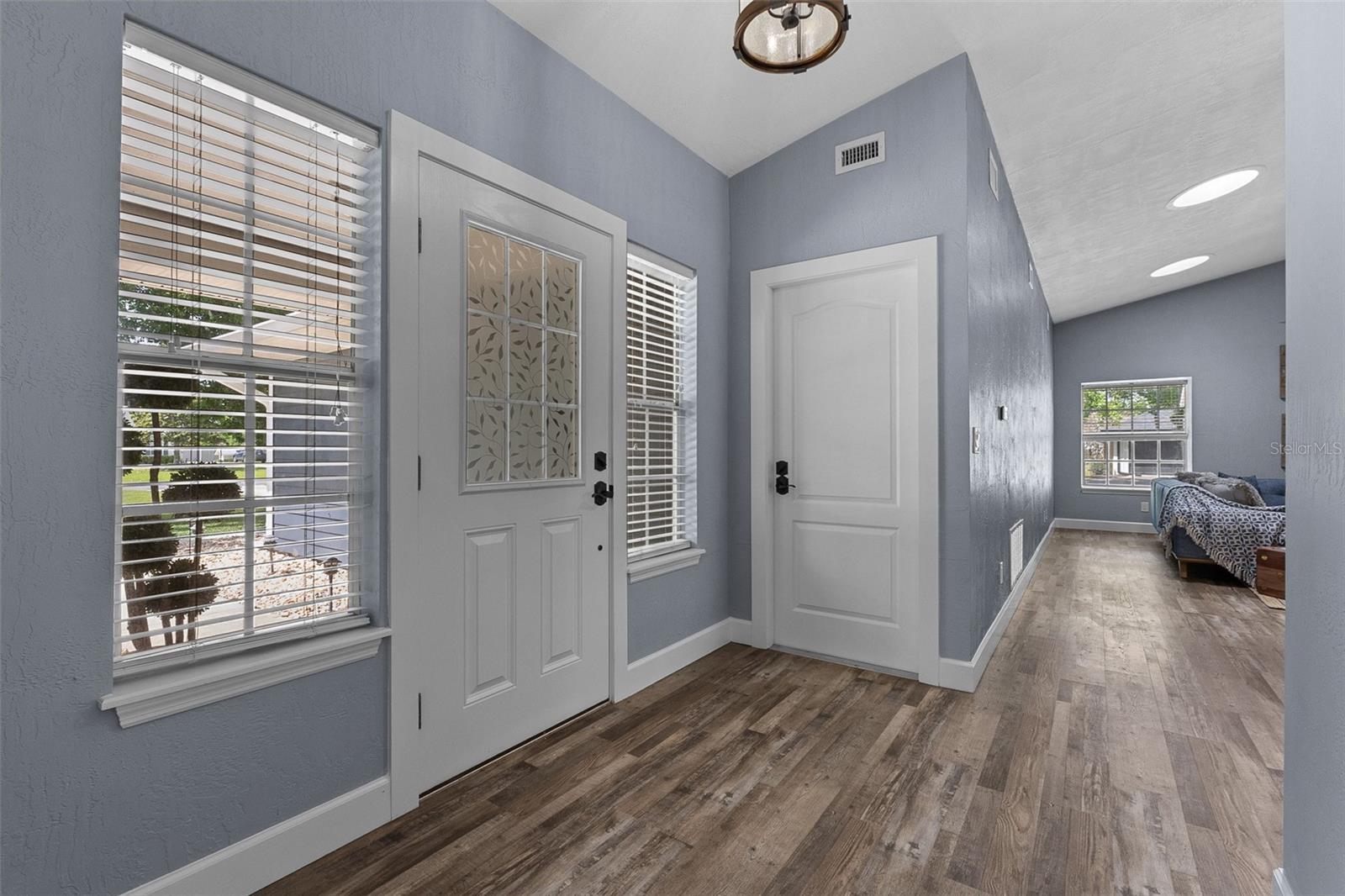 260 COUNTRY CIRCLE DRIVE W