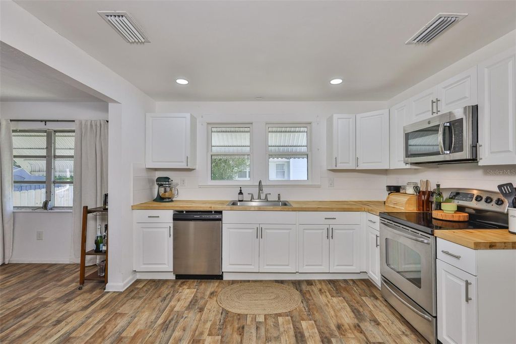 Photo of 305 W Tever Street, Plant City, FL 33563 (MLS # TB8419700)