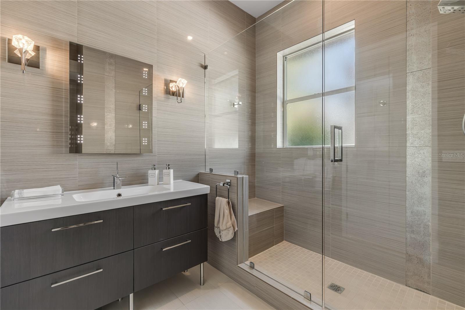 VENEZIA UNIT 04 - Residential