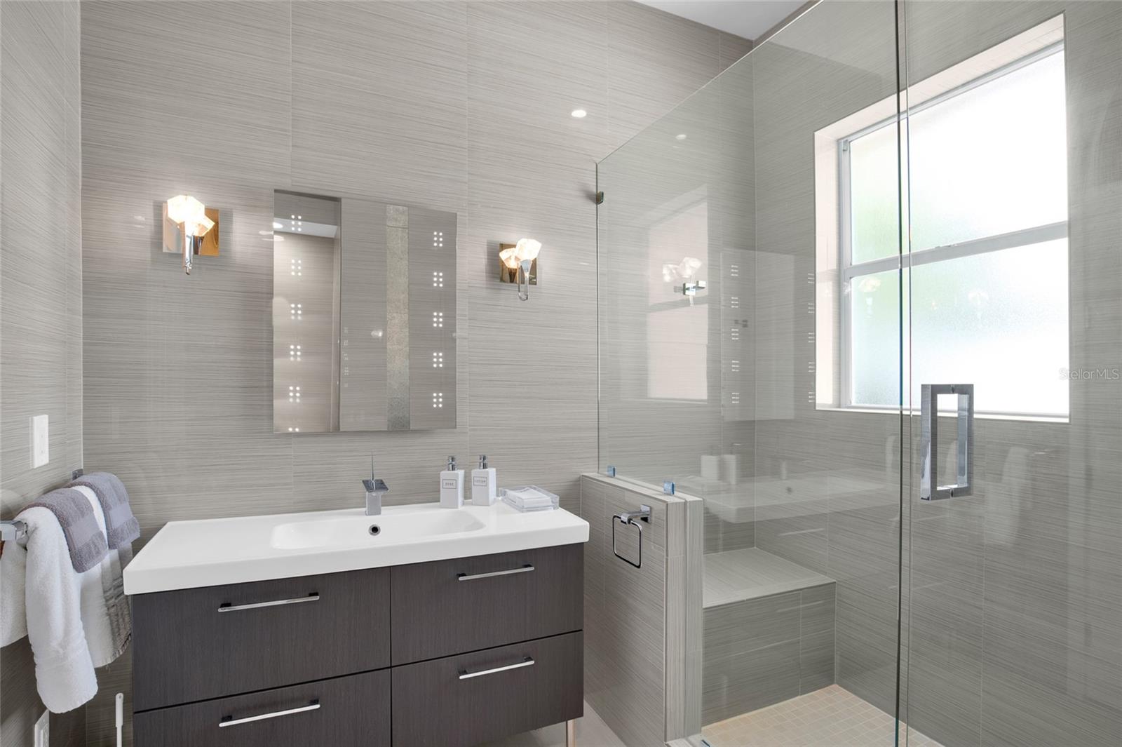 VENEZIA UNIT 04 - Residential