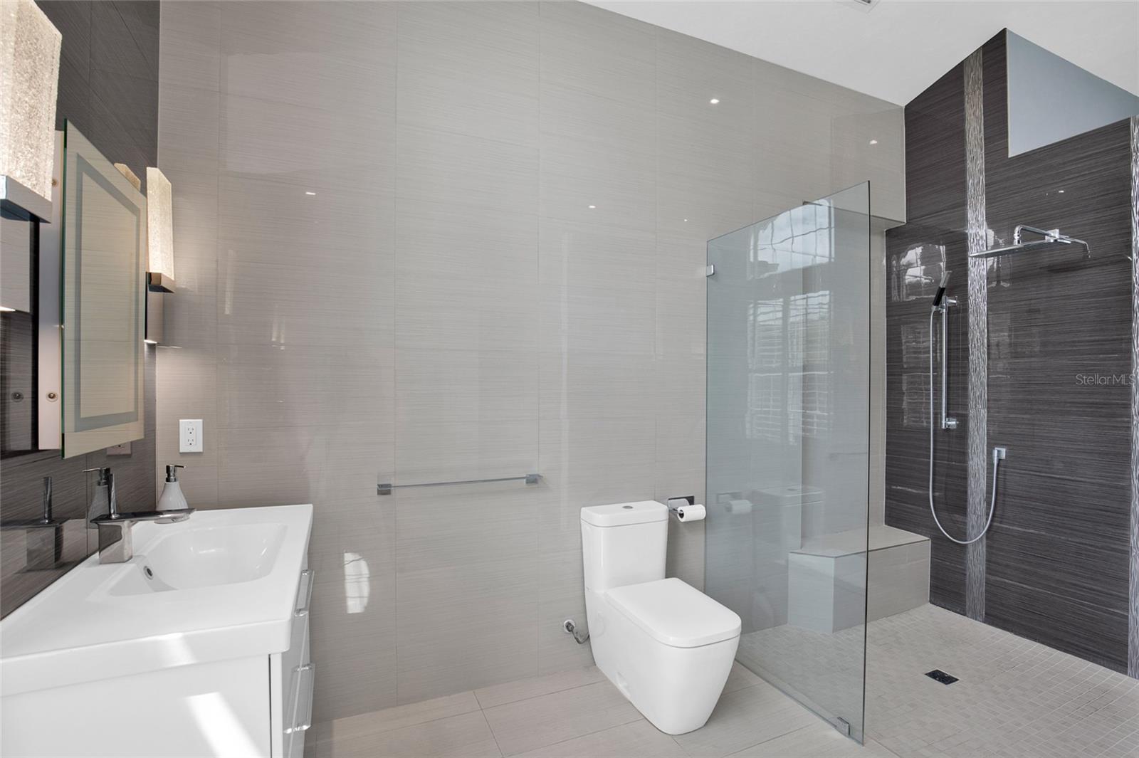 VENEZIA UNIT 04 - Residential