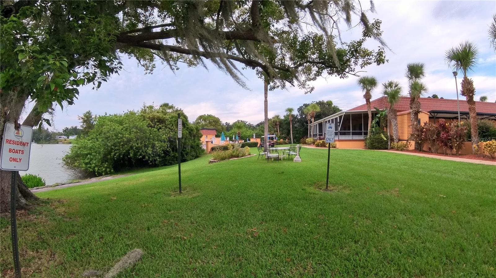 FLORAL LAKES - Residential