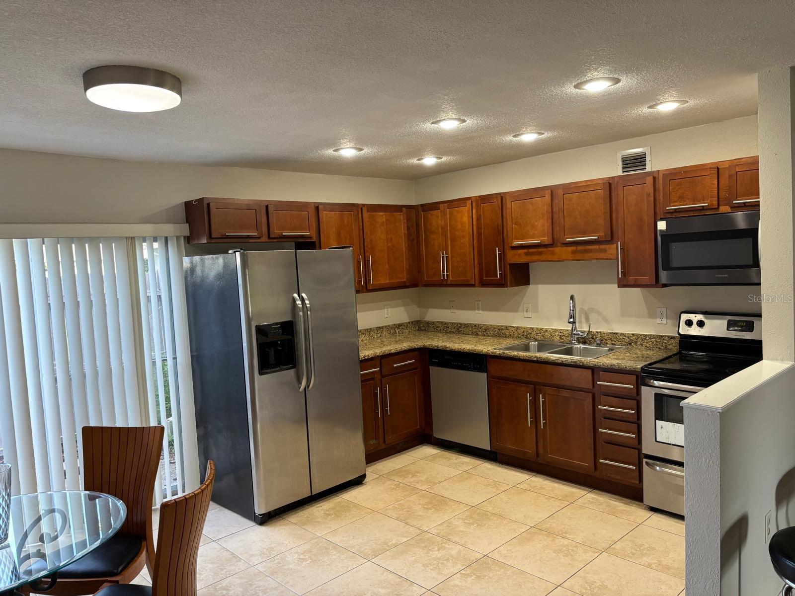 ? First Floor 3BR/2BA Condo – Gym + Pool + Gated Community! ? MOVE IN READY
Spacious & modern 3 bedroom / 2 bathroom condo on the 1st floor!
?? Open concept living + dining
?? Kitchen w/ stainless steel appliances, dishwasher & walk-in pantry
?? In-unit washer & dryer with storage
?? Option to keep furniture or remove
?? Private owner = quick response + flexible options
?? Community Amenities:
?? Gym | ?? Pool | ?? Volleyball Court | ?? Clubhouse | ?? Secure coded gate
?? Great location – close to shopping, dining & highways.