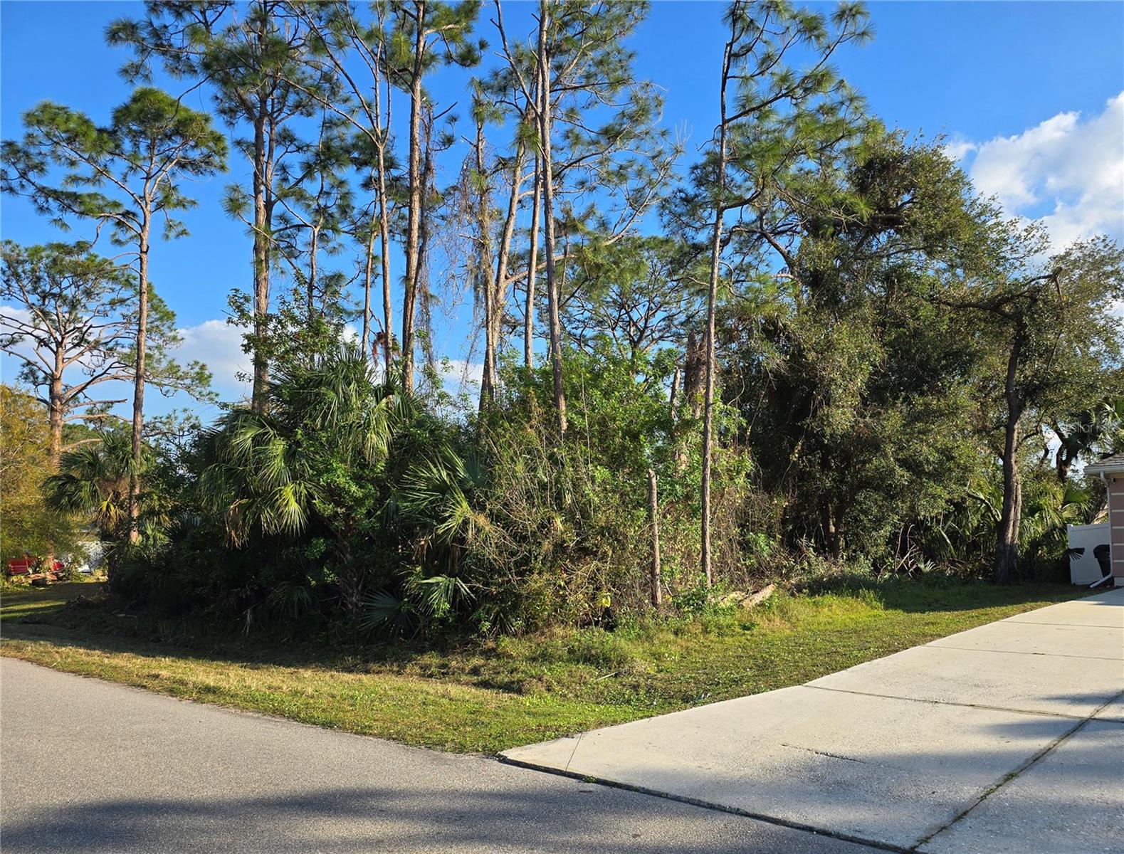 LOCATION! ON CITY WATER!! Convenient location at one of fast growing city of North Port. Front yard facing North. NOT IN A FLOOD ZONE or HOA. Excellent location, peaceful neighborhood, minutes from I-75 & Tamiami Trail. Don't miss this one;