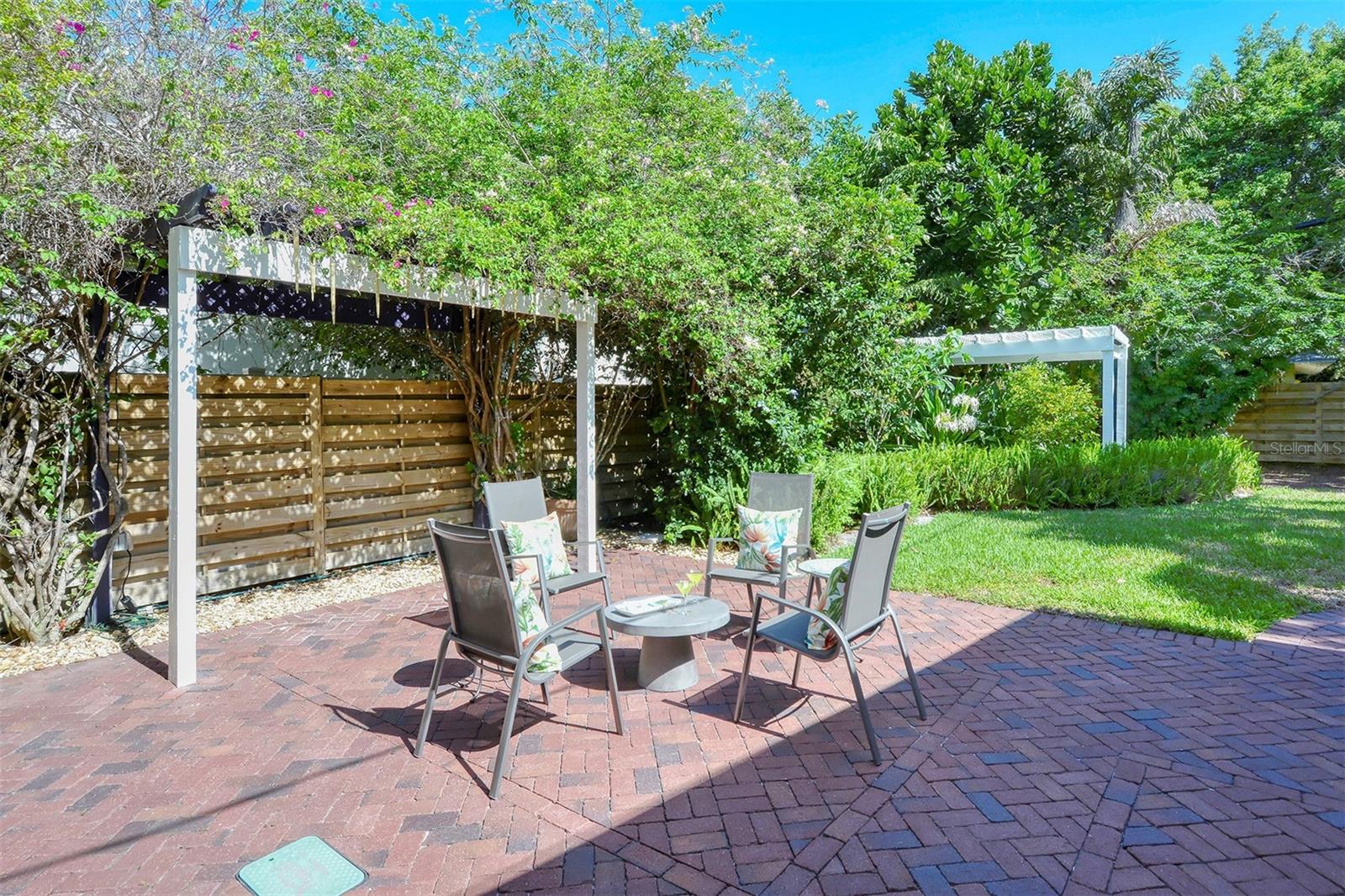 MIDWOOD MANOR - Residential