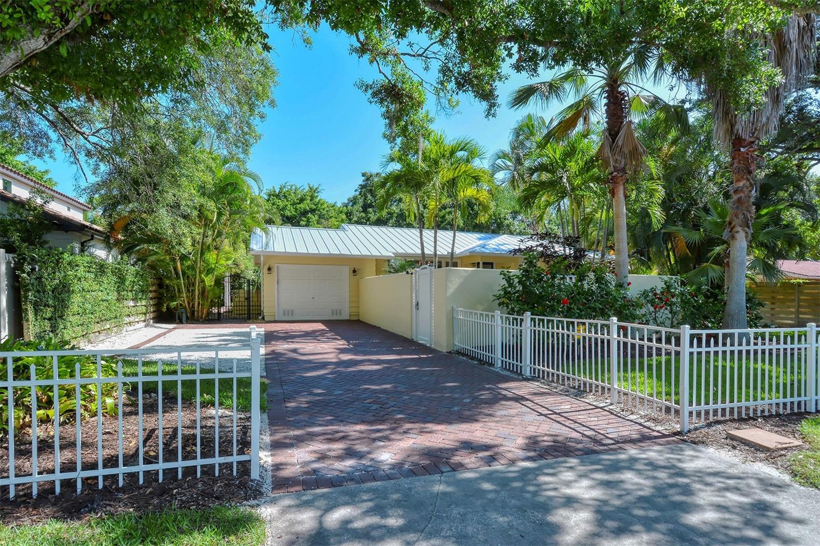 MIDWOOD MANOR - Residential