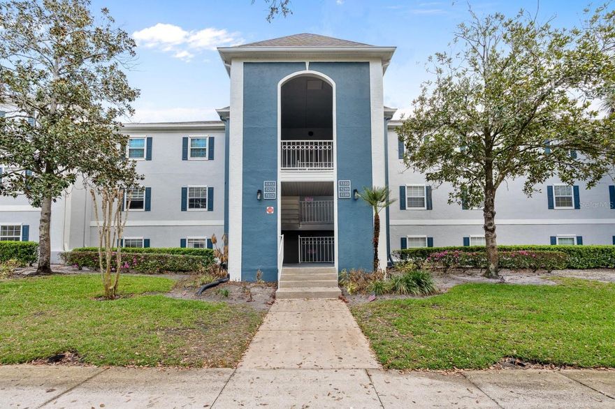 This cozy ground-floor apartment is located in a quiet and desirable area of ??Longwood, offering comfort, convenience, and an excellent location.

The unit features 2 bedrooms, 2 full bathrooms, and 1 powder room, as well as a pleasant living area with integrated living and dining rooms, creating a spacious and welcoming environment for everyday life or for entertaining guests. The property has laminate flooring in the main rooms, bringing elegance and ease of maintenance.

The kitchen is functional and well-equipped, with wooden cabinets, granite countertops, stainless steel appliances, and a pantry, offering ample storage space. At the rear, a private balcony provides a perfect space to relax and enjoy quiet moments outdoors.

The condominium offers excellent amenities for residents, including a clubhouse, a fully equipped gym, and a beautiful swimming pool, ideal for leisure and well-being.

The location is a major advantage, with easy access to the main roads in the region and proximity to several points of interest, such as the Altamonte Mall, Wekiwa Springs State Park, and quick access to Interstate 4. The area also has supermarkets, restaurants, schools, and various service options that make daily life easier.

An excellent opportunity for those seeking quality of life, convenience, and a great location in Longwood.