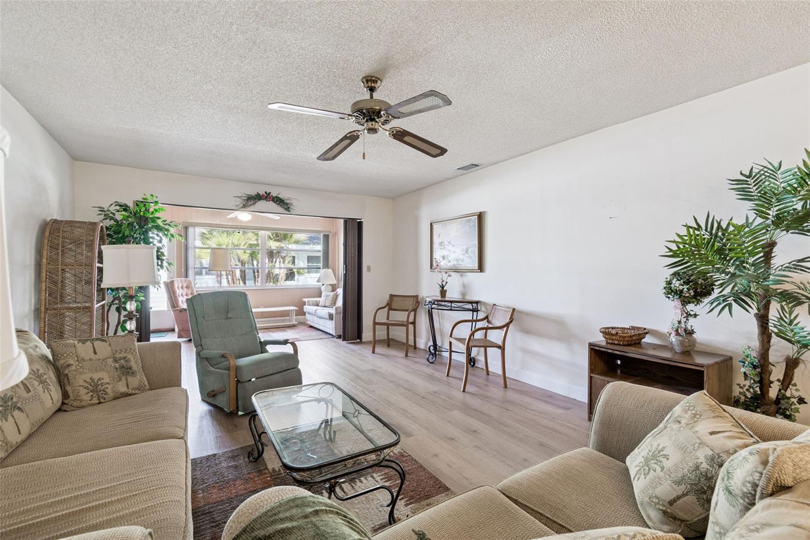 TWIN OAKS APTS - Residential