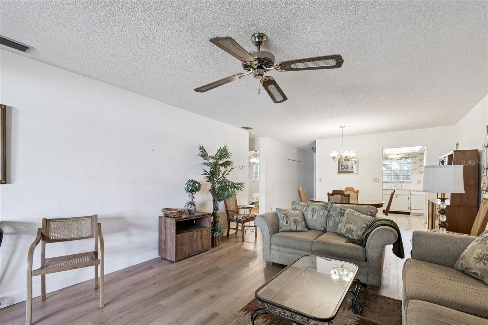 TWIN OAKS APTS - Residential