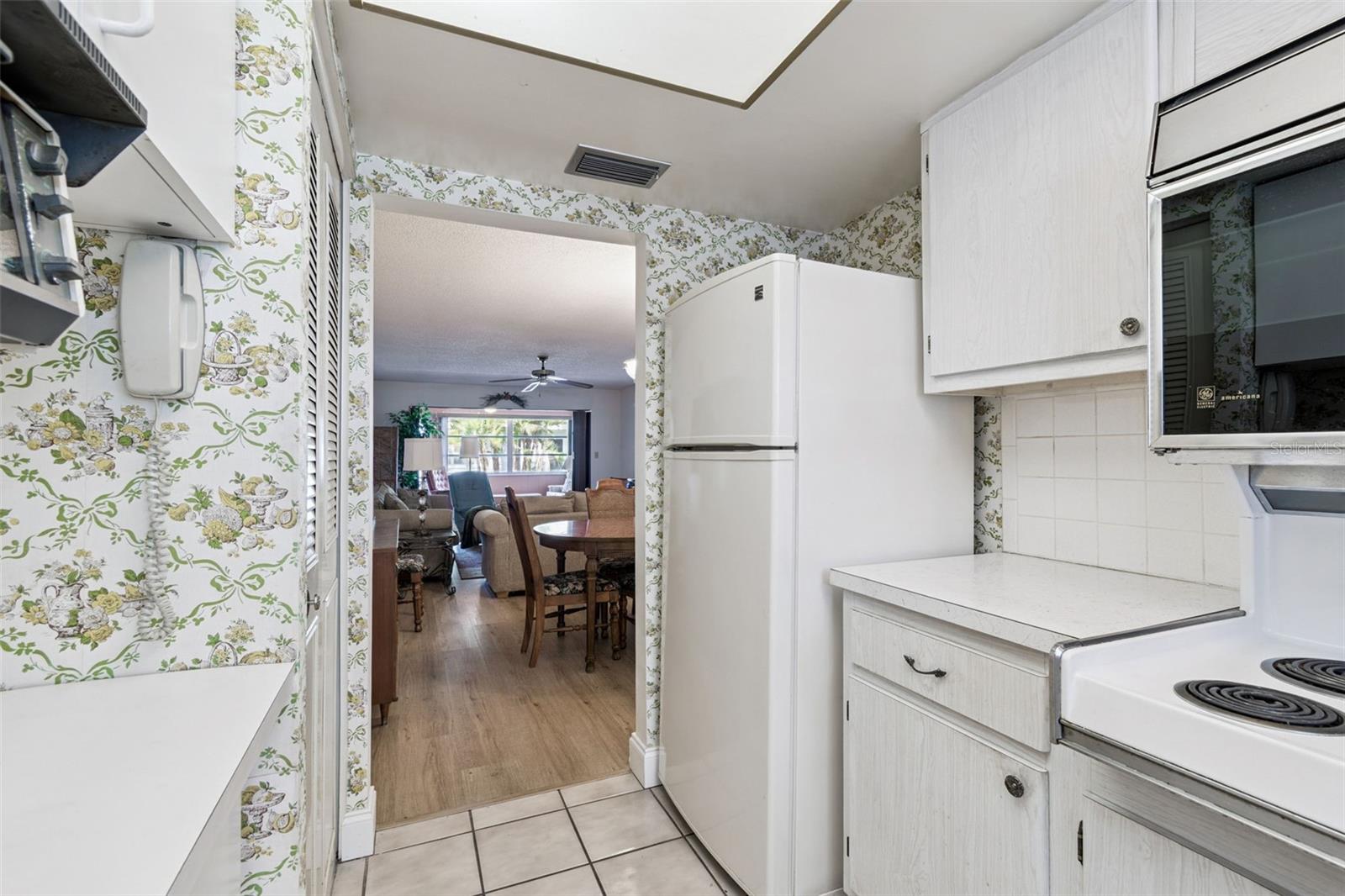 TWIN OAKS APTS - Residential