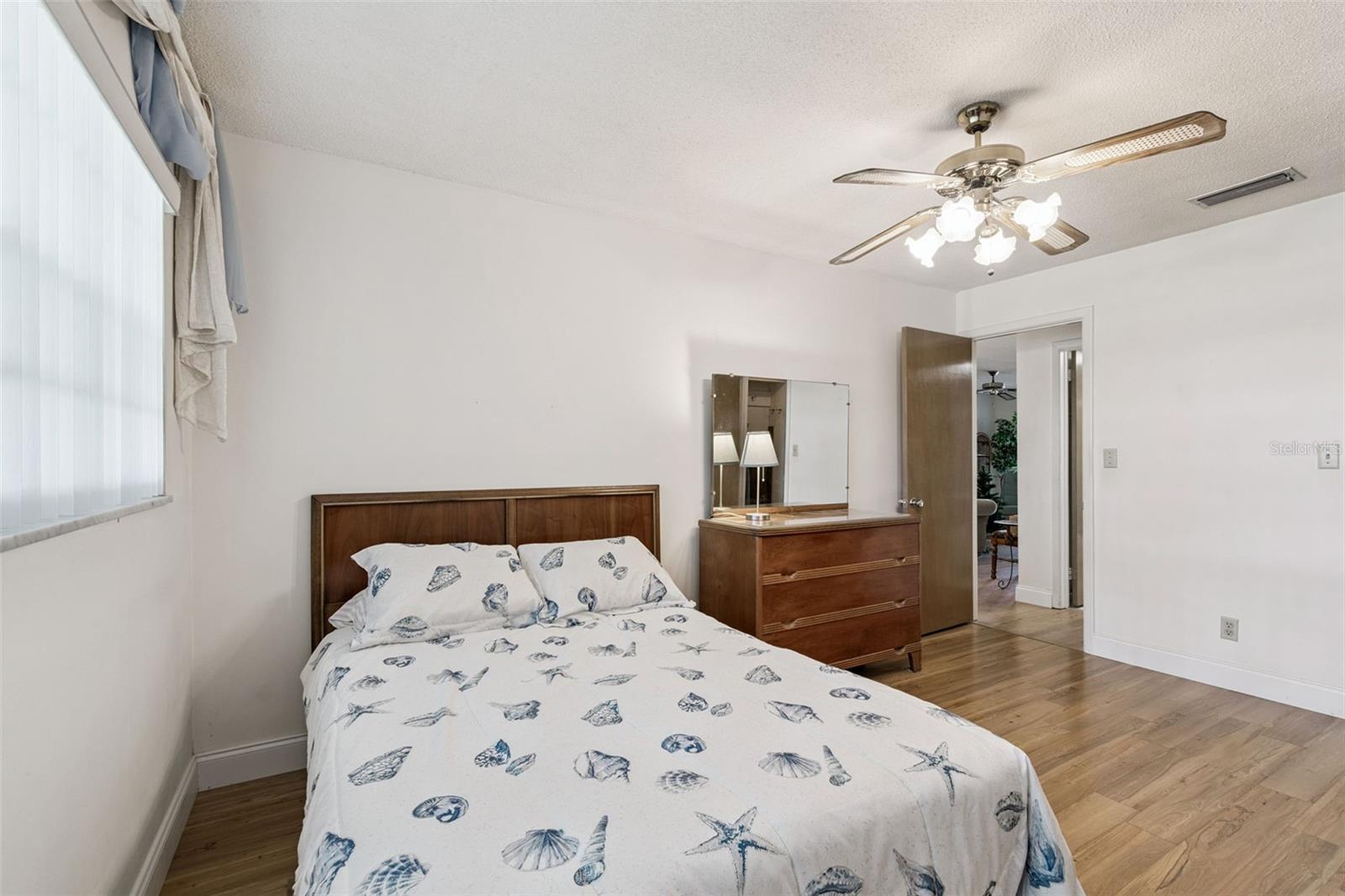 TWIN OAKS APTS - Residential