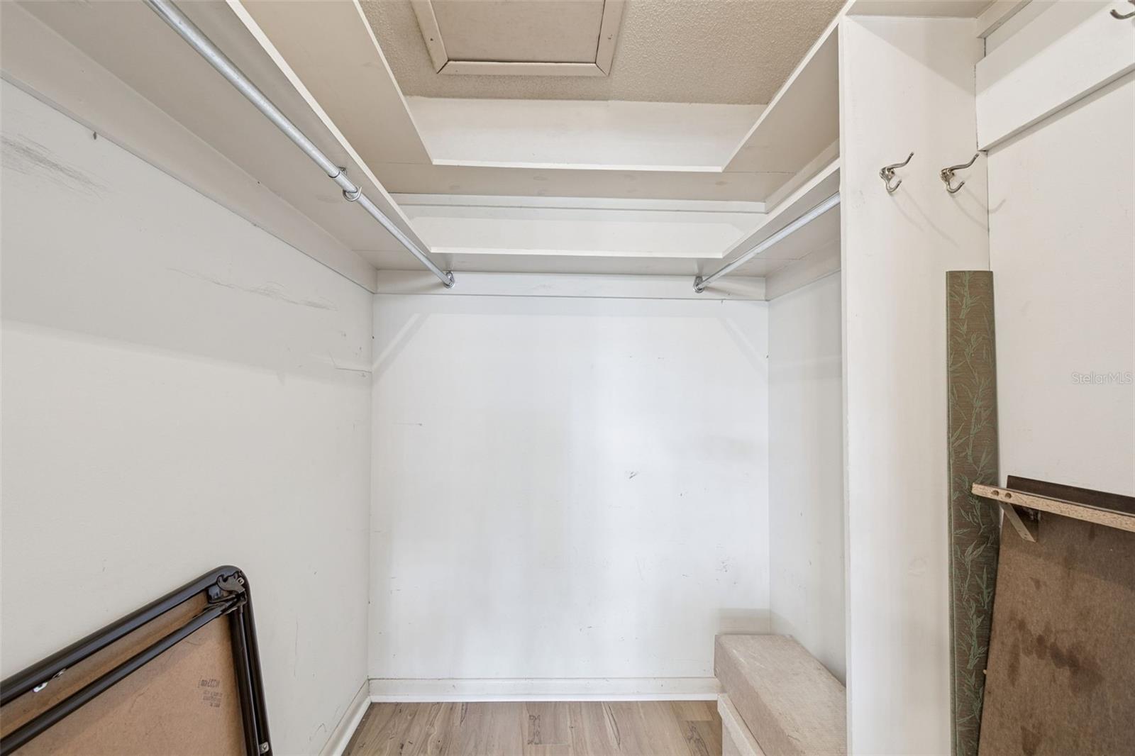 TWIN OAKS APTS - Residential