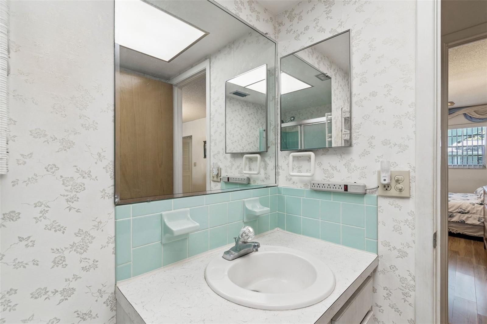 TWIN OAKS APTS - Residential