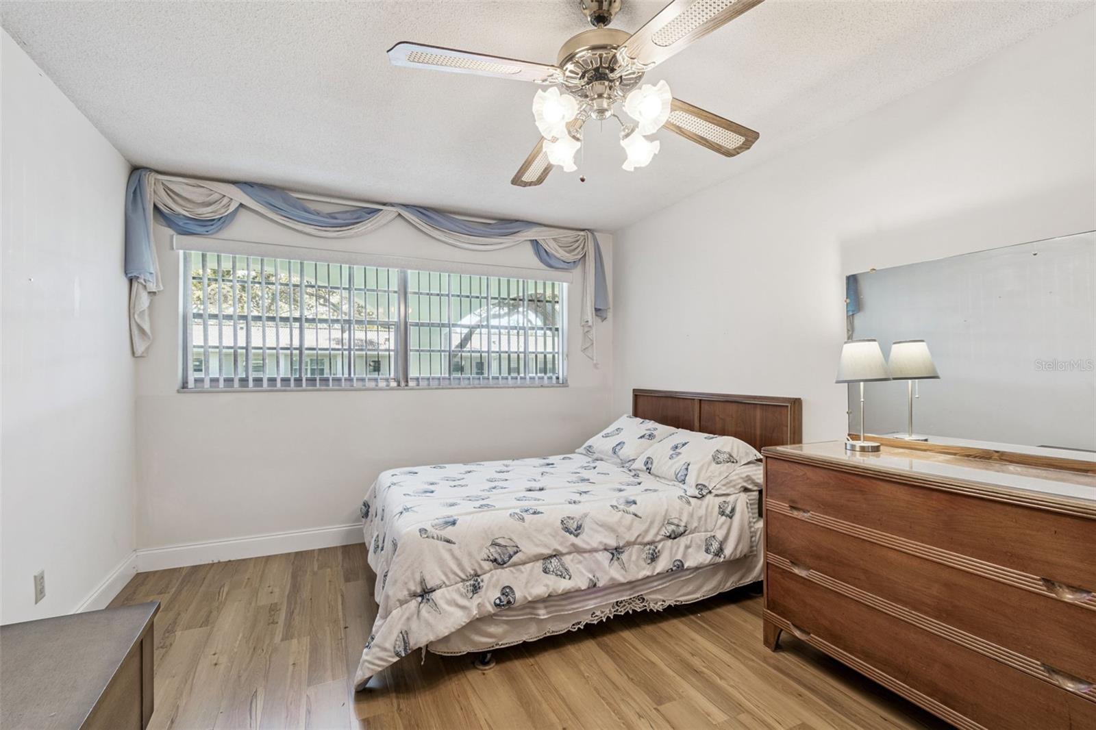 TWIN OAKS APTS - Residential