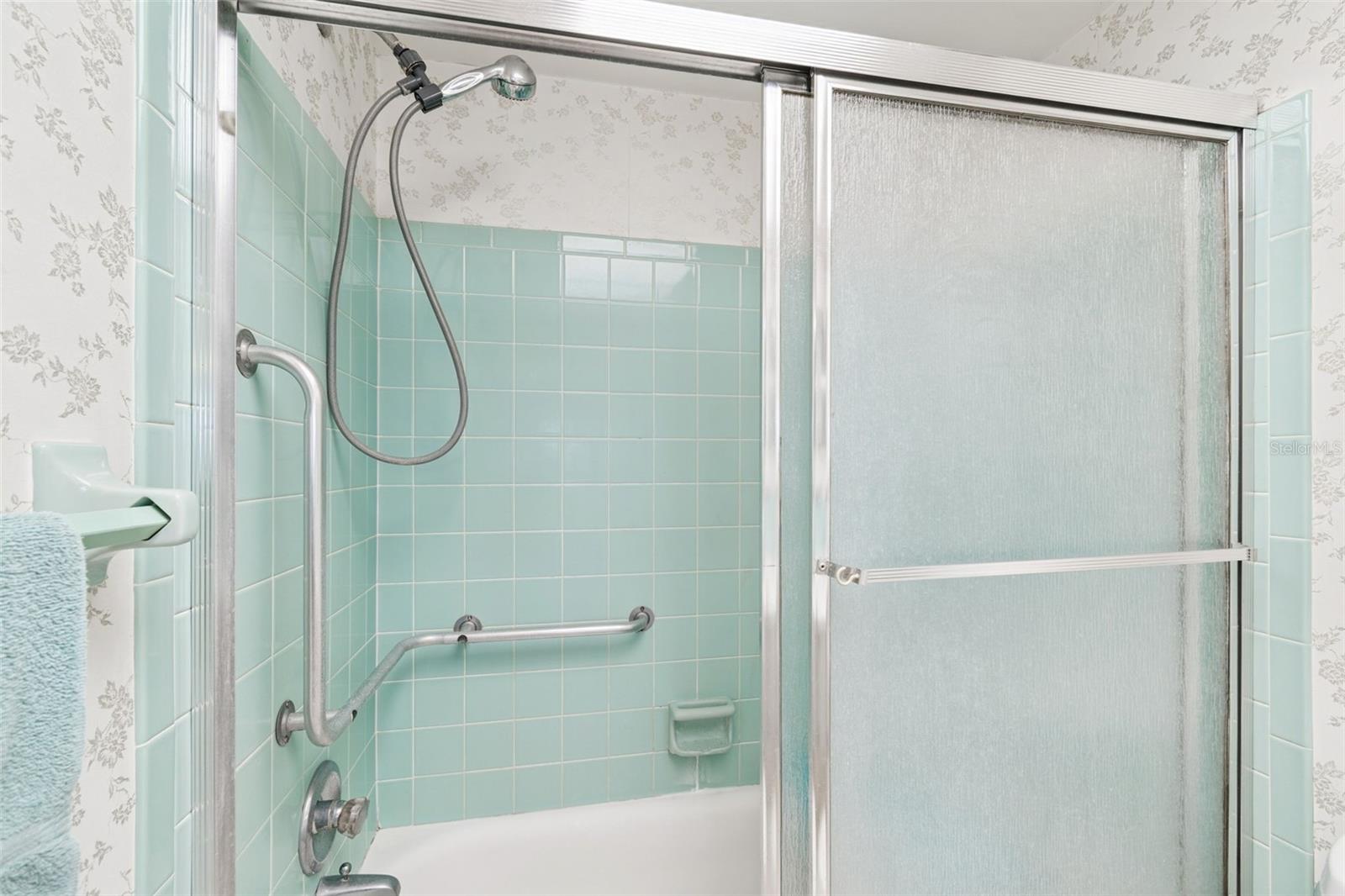 TWIN OAKS APTS - Residential