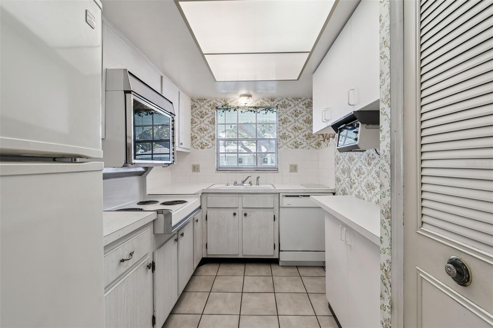 TWIN OAKS APTS - Residential