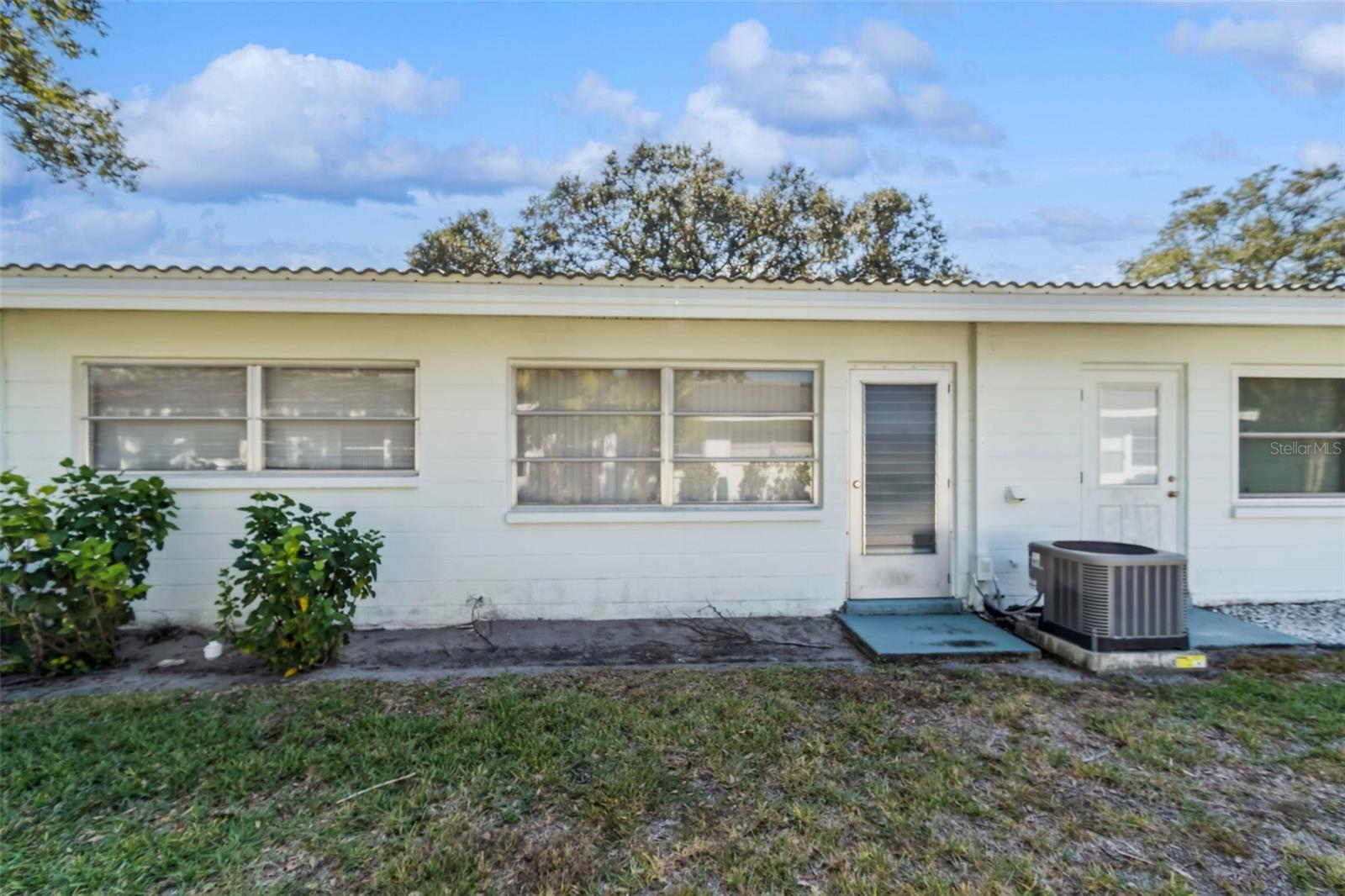 TWIN OAKS APTS - Residential