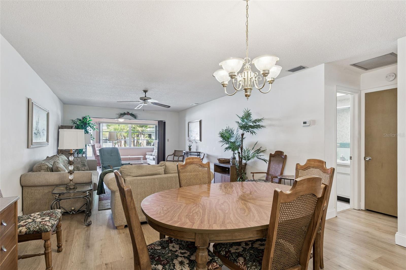 TWIN OAKS APTS - Residential