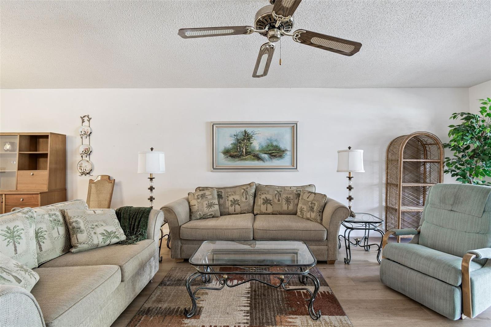 TWIN OAKS APTS - Residential