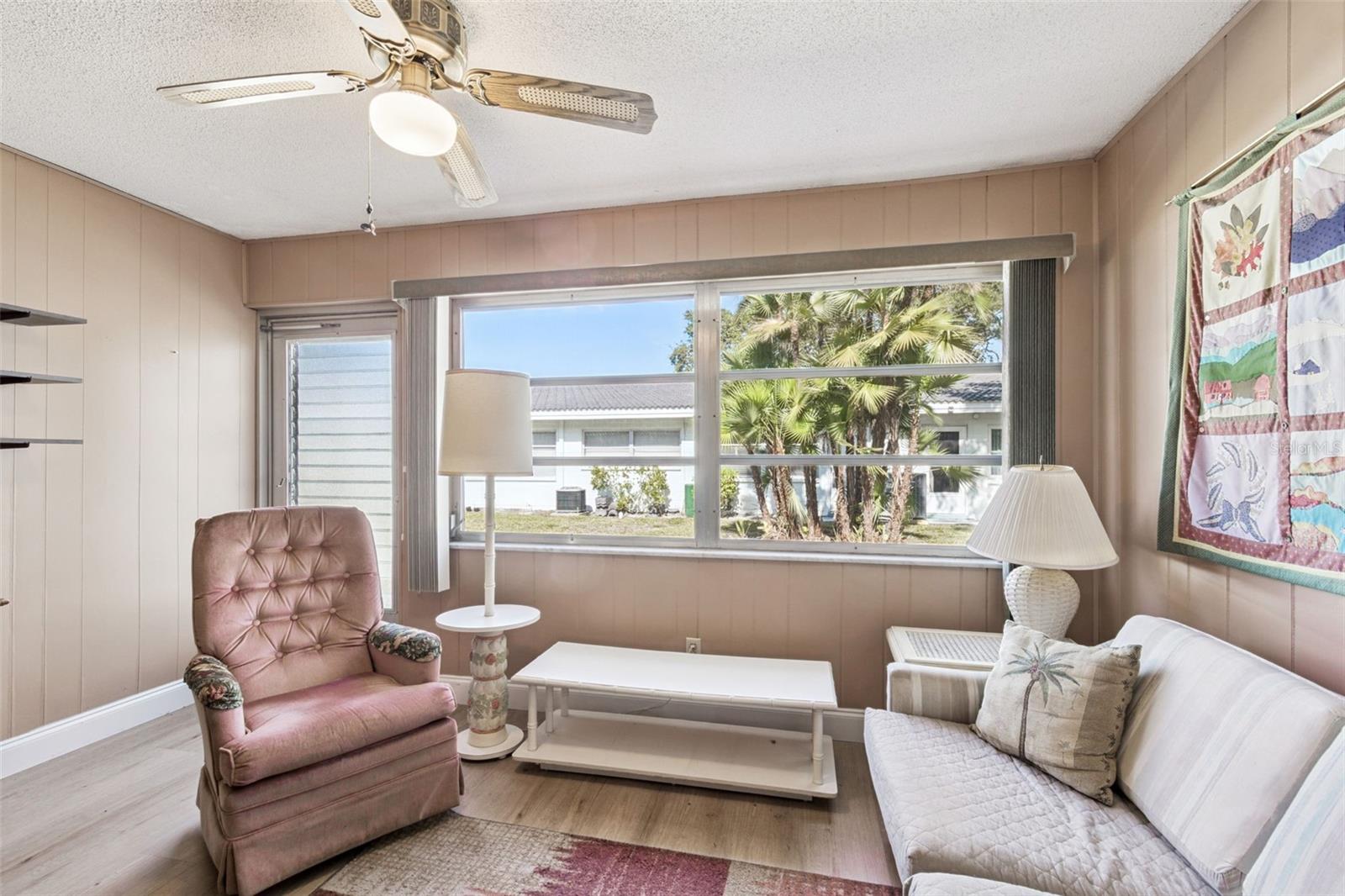 TWIN OAKS APTS - Residential