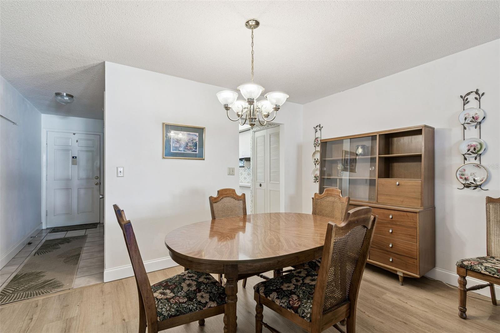 TWIN OAKS APTS - Residential