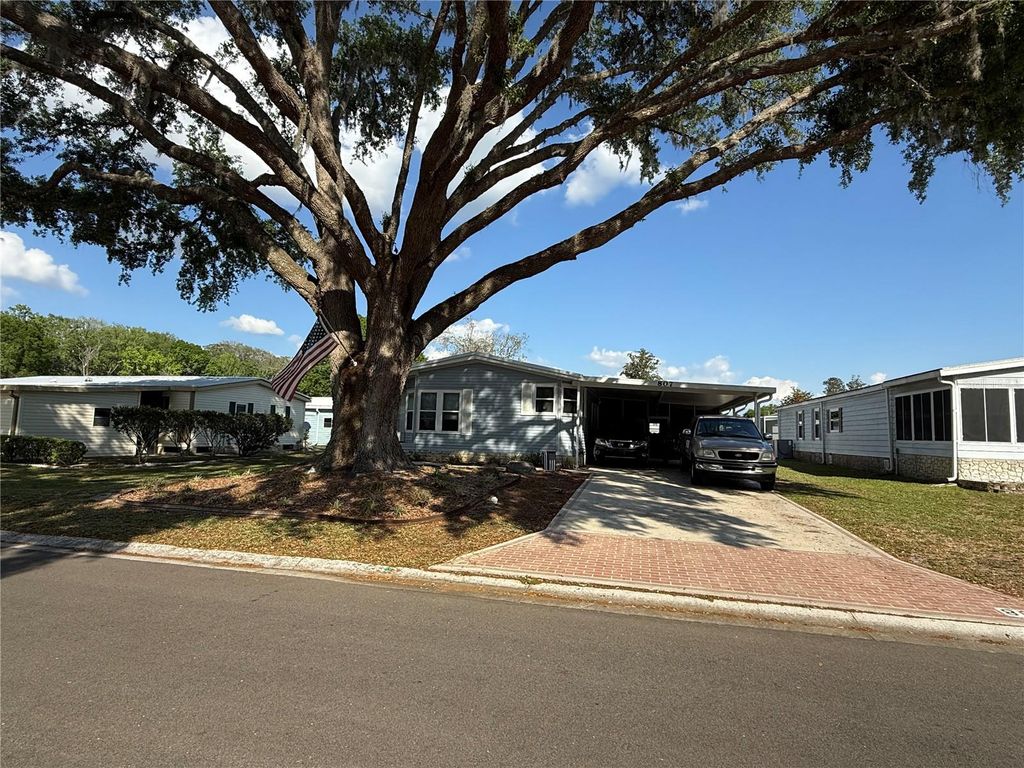 Photo of 807 Oak Boulevard, Wildwood, FL 34785 (MLS # G5110229)