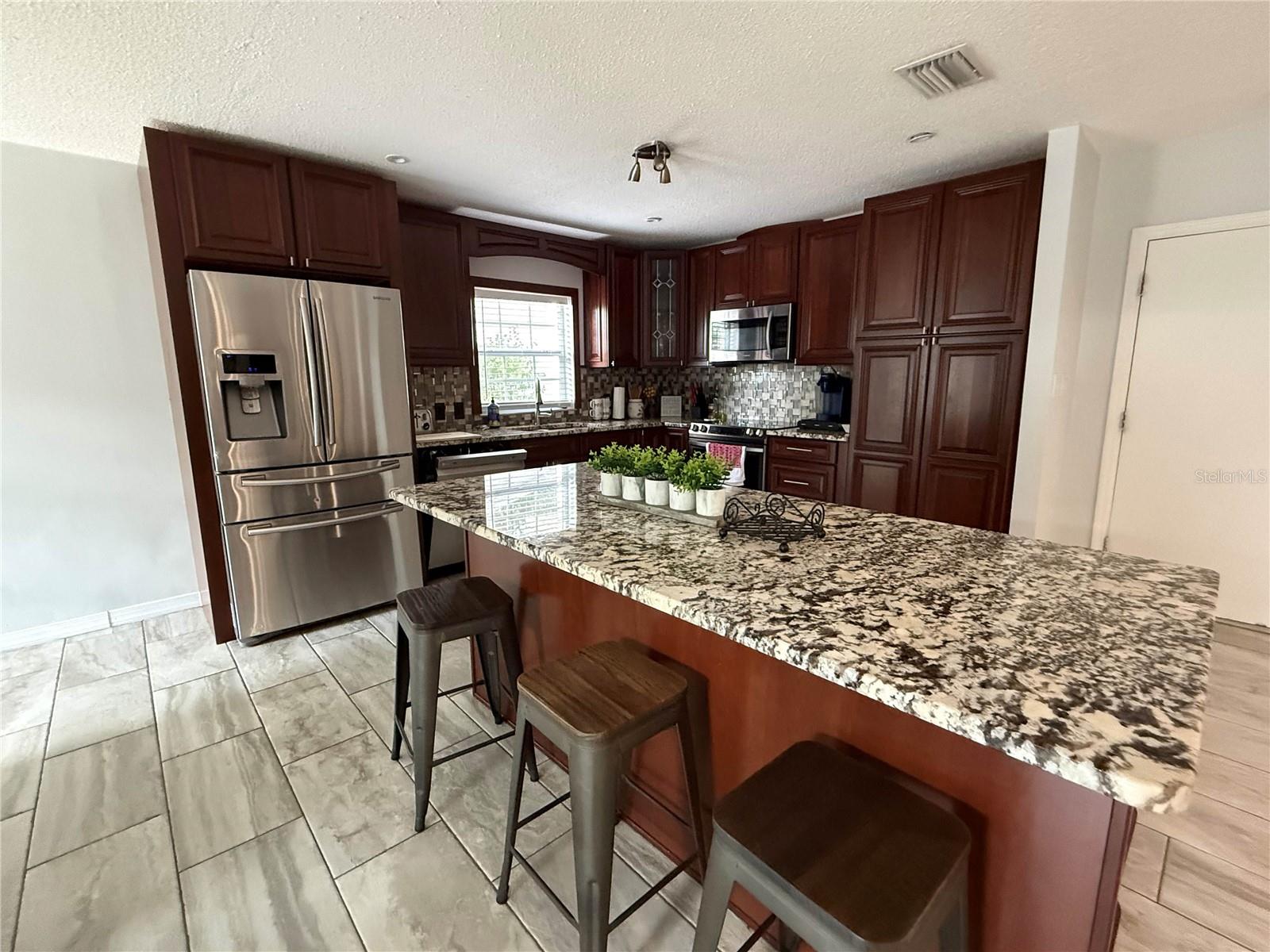 914 W CIMMERON DRIVE