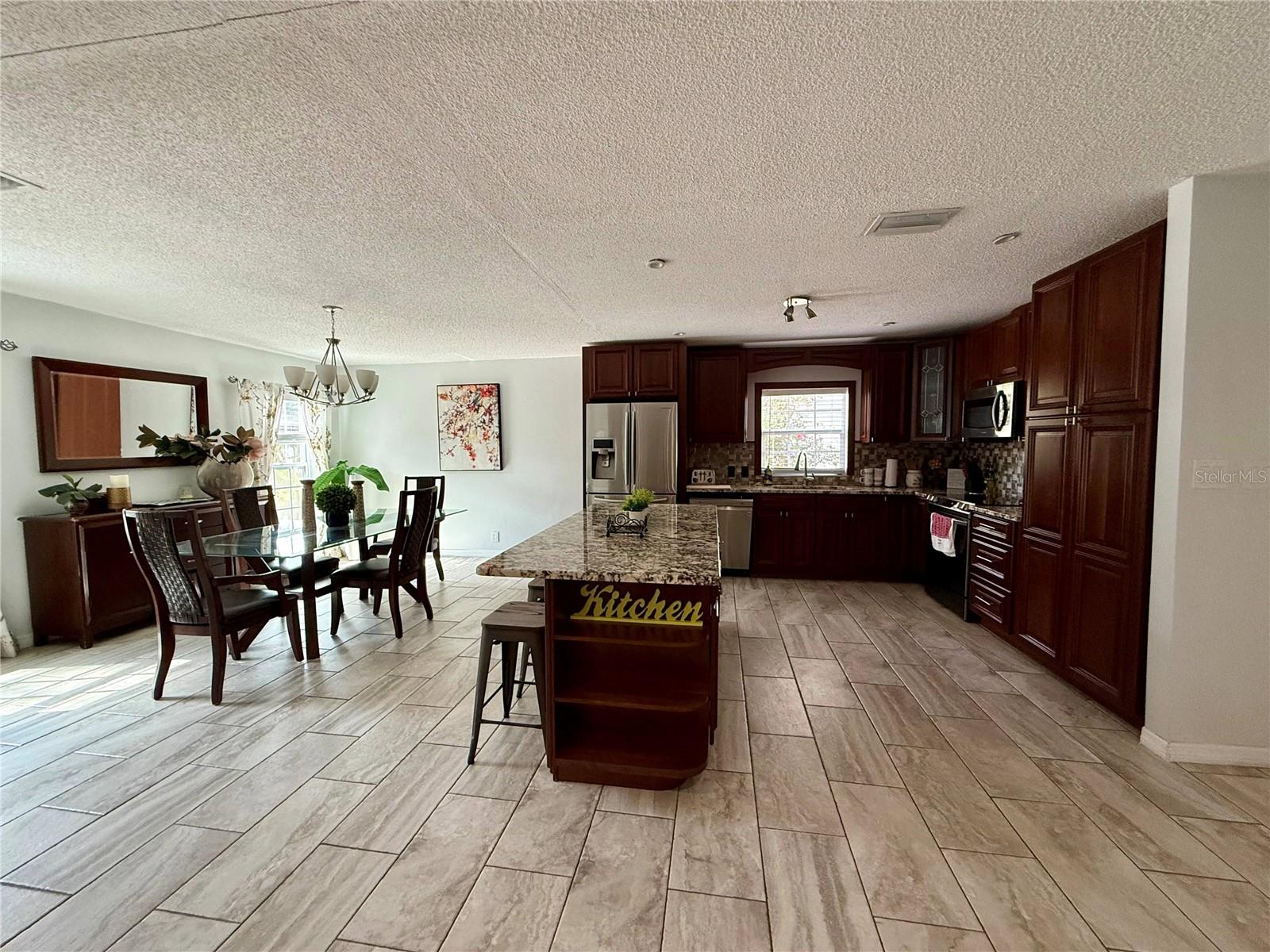 914 W CIMMERON DRIVE