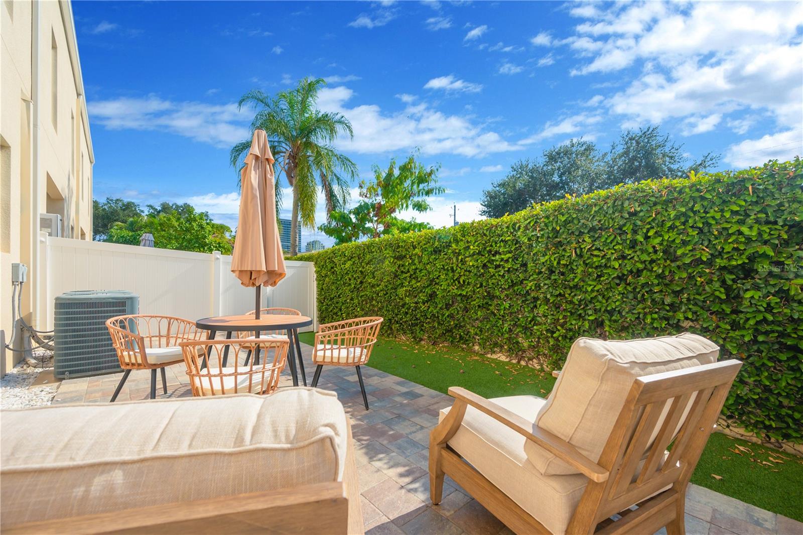 EMPEDRADO OAKS TWNHMS - Residential