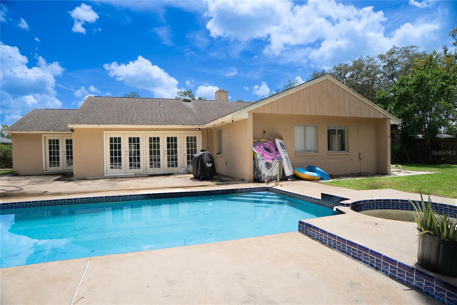 304 SHADOW OAK DRIVE