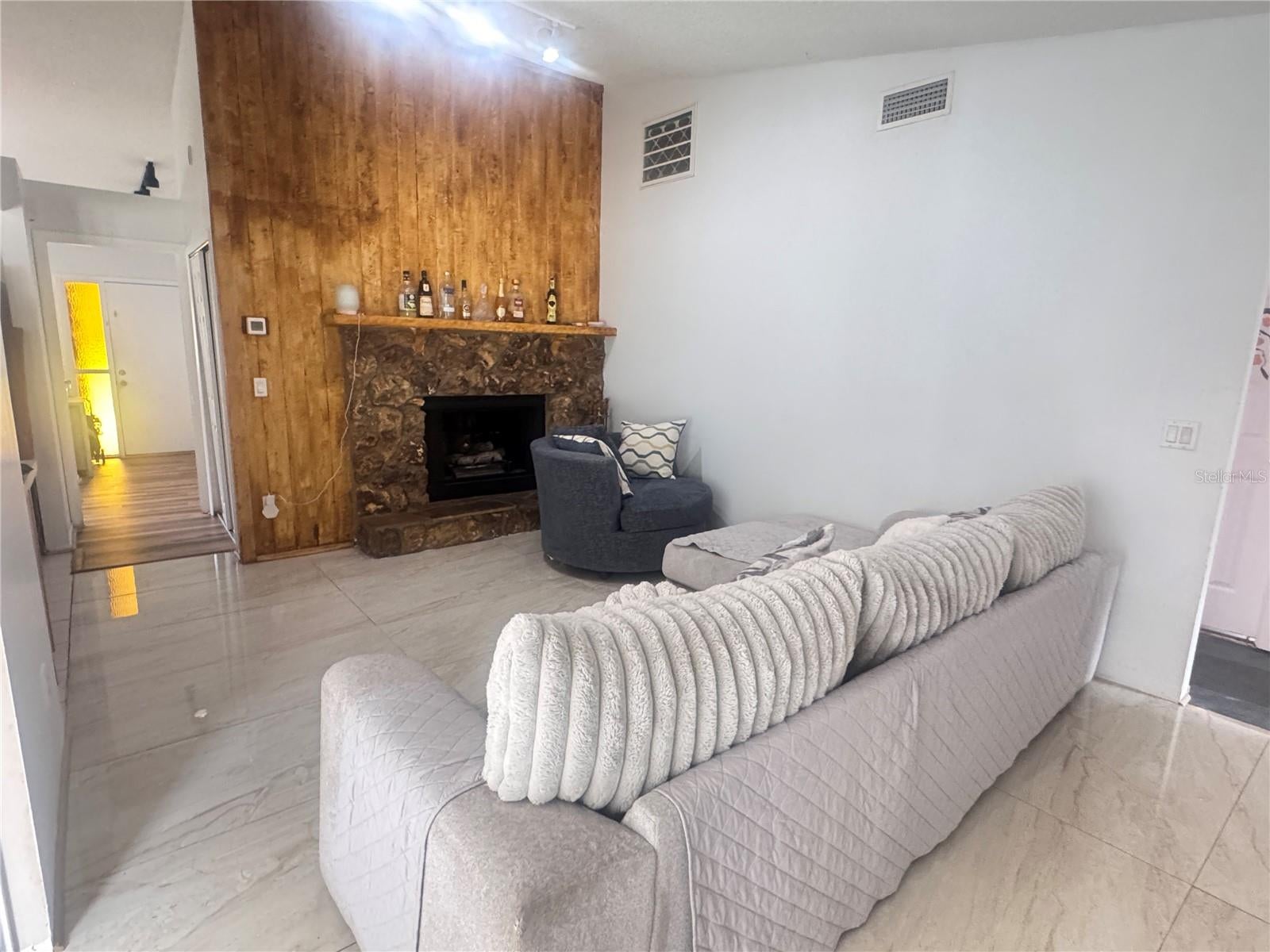 304 SHADOW OAK DRIVE