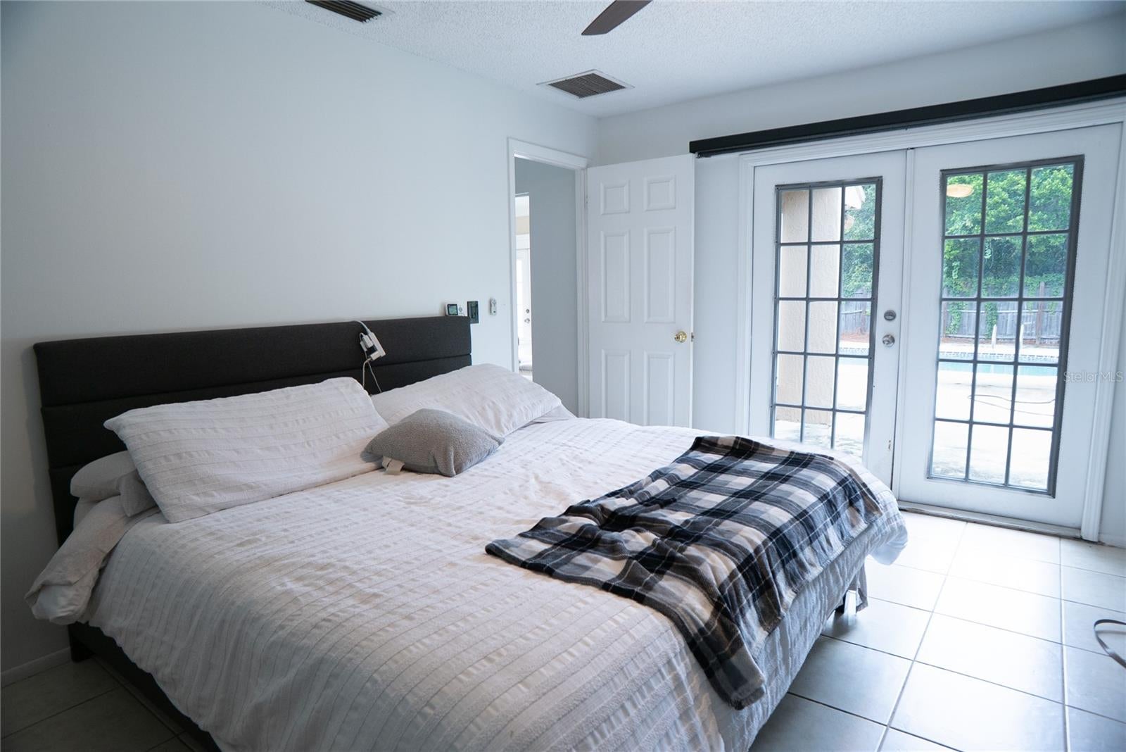 304 SHADOW OAK DRIVE